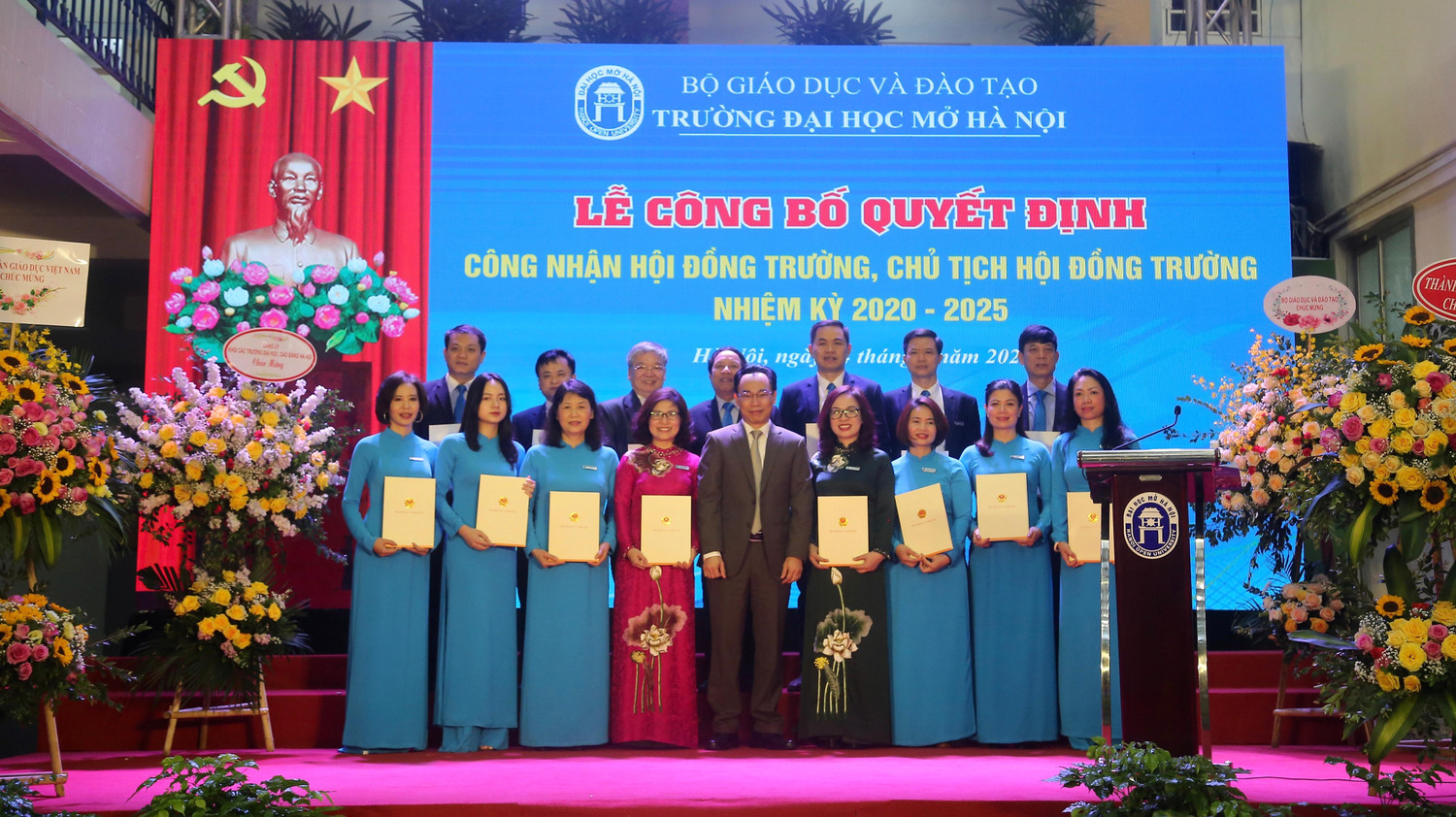Vui mừng chờ đợi những thành tựu mới dưới sự lãnh đạo của tân Hiệu trưởng - Phó Giáo sư, Tiến sĩ Nguyễn Thị Nhung. Vui mừng chờ đợi những thành tựu mới dưới sự lãnh đạo của tân Hiệu trưởng - Phó Giáo sư, Tiến sĩ Nguyễn Thị Nhung.