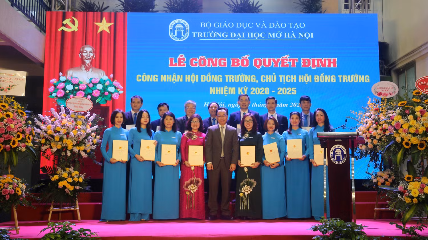 Vui mừng chờ đợi những thành tựu mới dưới sự lãnh đạo của tân Hiệu trưởng - Phó Giáo sư, Tiến sĩ Nguyễn Thị Nhung.
