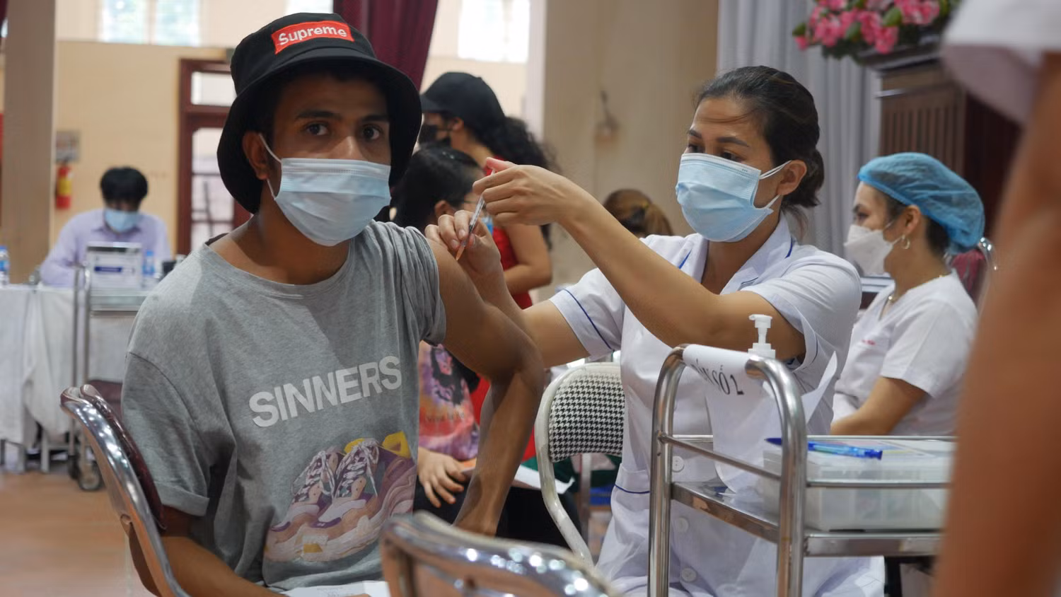 Lưu học sinh của Khoa Quốc tế, Đại học Thái Nguyên được vắc-xin mũi 1 phòng ngừa COVID-19.