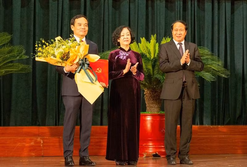 Bà Trương Thị Mai - Trưởng ban Tổ chức Trung ương và ông Lê Văn Thành - nguyên Bí thư Thành ủy Hải Phòng, Phó Thủ tướng Chính phủ chúc mừng ông Trần Lưu Quang (trái) giữ chức vụ Bí thư Thành ủy Hải Phòng. Ảnh: CTV.