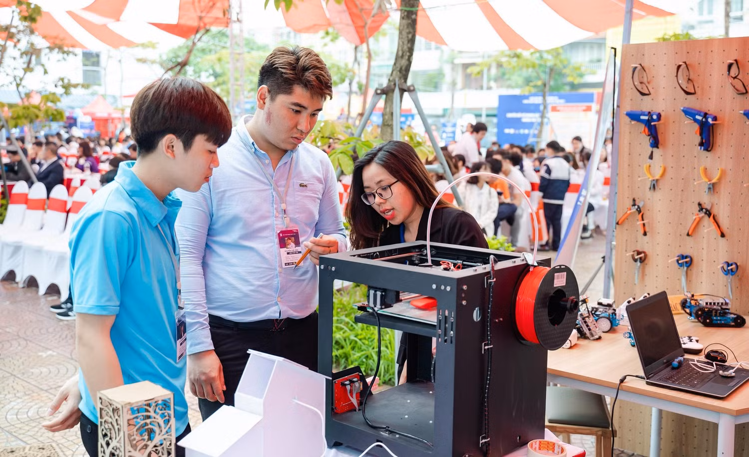 Ứng dụng công nghệ thông tin giúp học sinh học tập hứng thú với việc sáng chế các sản phẩm thực tế và sở hữu tài khoản học STEM trực tuyến để tự học, củng cố lại kiến thức. Ảnh: Cao Kim Anh.