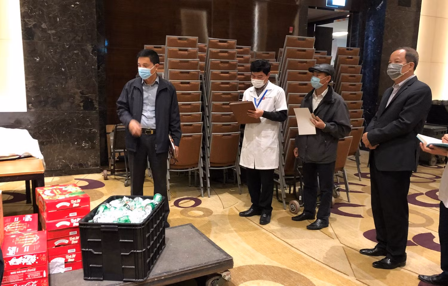 Phó Giáo sư, Tiến sĩ Nguyễn Thanh Phong - Cục trưởng Cục An toàn thực phẩm (Bộ Y tế) kiểm tra công tác đảm bảo an toàn vệ sinh thực phẩm phục vụ Đại hội XIII.