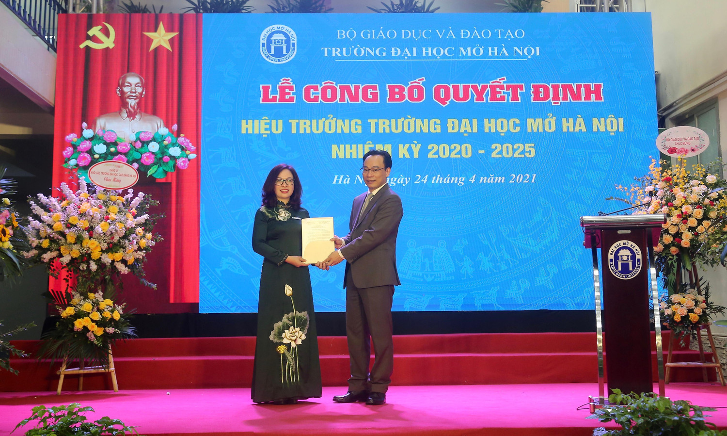 Thứ trưởng Hoàng Minh Sơn trao quyết định, chúc mừng tân Hiệu trưởng Nguyễn Thị Nhung. Thứ trưởng Hoàng Minh Sơn trao quyết định, chúc mừng tân Hiệu trưởng Nguyễn Thị Nhung.