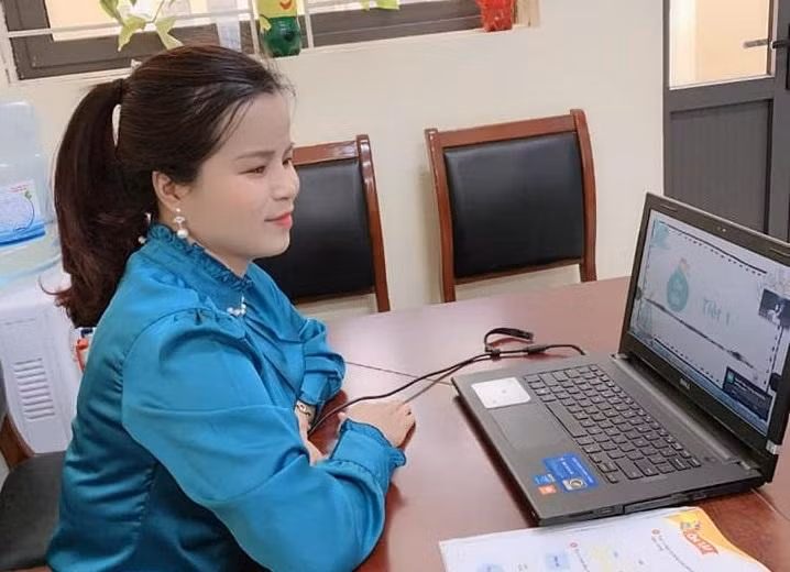 Cô Hoàng Ân cho biết, để đảm bảo dạy và học đều đạt yêu cầu thì ngoài giờ giảng trực tuyến, giáo viên còn chuẩn bị các bài tập để phụ huynh chuyển về cho học sinh làm; đồng thời phụ huynh quay clip gửi cho giáo viên bài tập viết và tập đọc để nhận xét, điều chỉnh. (Ảnh: NVCC)