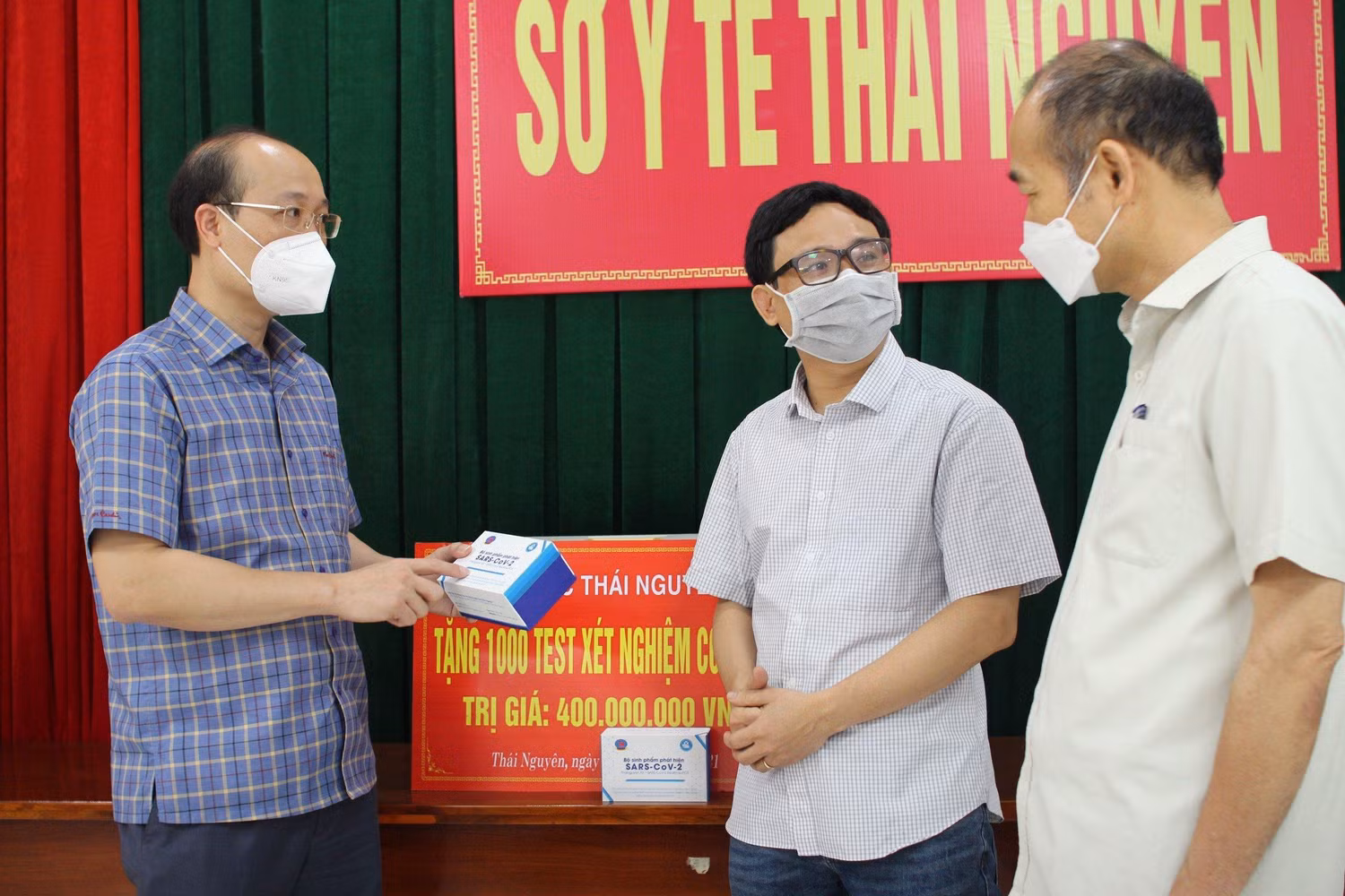 Tiến sĩ Nguyễn Phú Hùng (giữa) - Trưởng nhóm nghiên cứu bộ sinh phẩm phát hiện virus SARS-CoV-2 bằng kỹ thuật Realtime PCR, đóng góp rất quan trọng vào cuộc chiến phòng, chống dịch Covid-19.