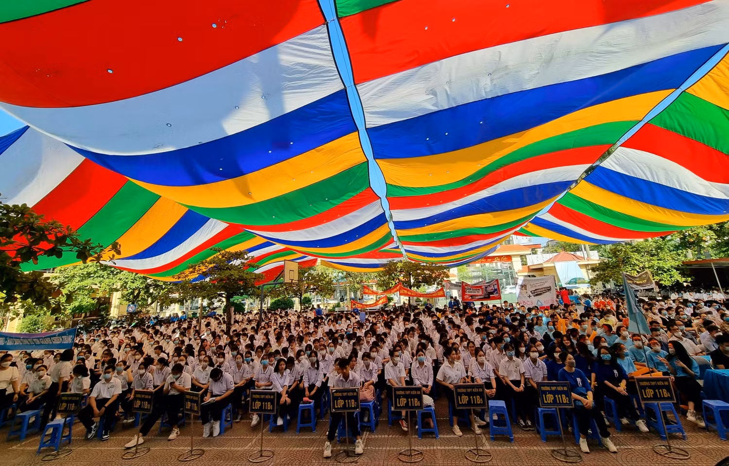 Chiều ngày 3/10, dù thời tiết nắng nóng, học sinh và giáo viên trường Trung học phổ thông Kiến An từ sớm đã có mặt để mong chờ phần chung kết của cuộc thi "Nhà leo núi tương lai" (Ảnh: Phương Linh)