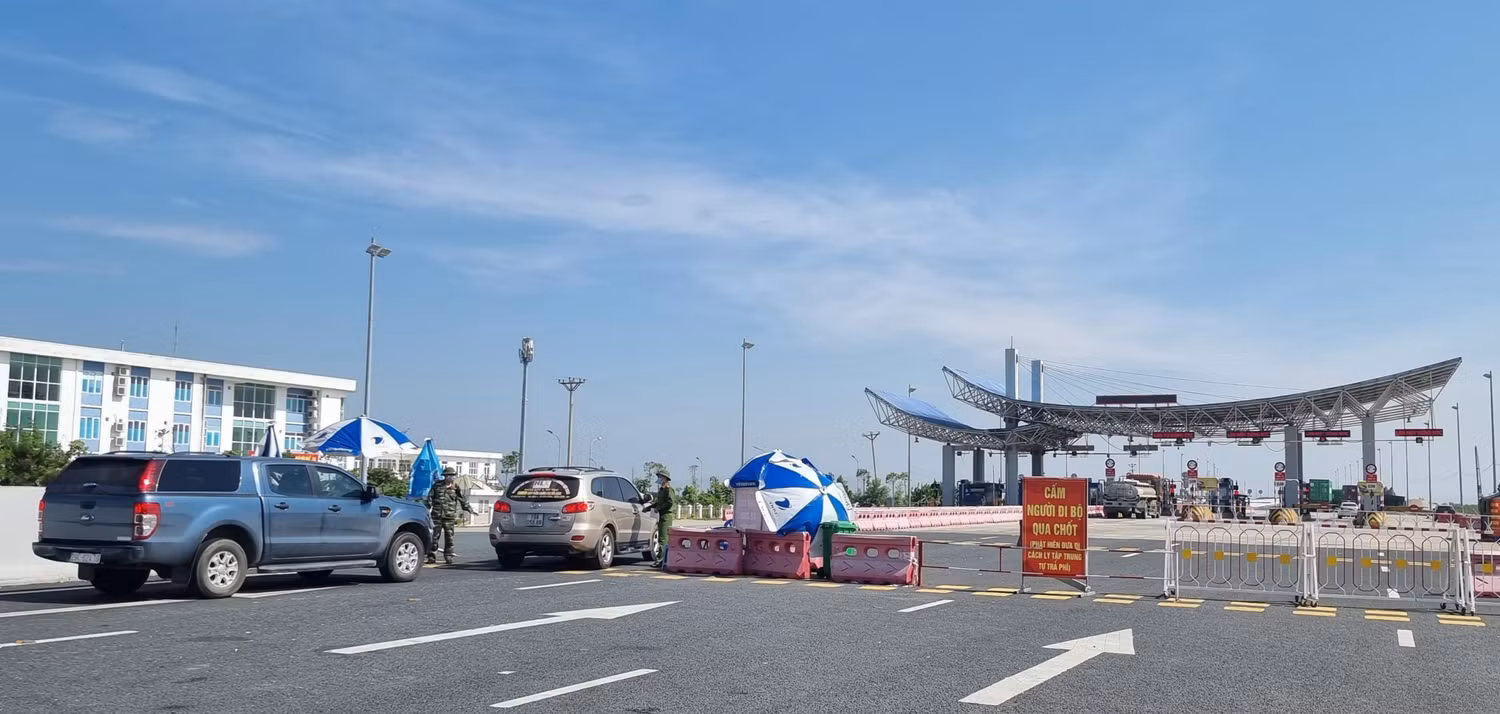 Công dân Quảng Ninh được miễn kinh phí xét nghiệm sàng lọc, cách ly tập và triển khai tiêm vắc xin (ảnh: Phương Linh) Công dân Quảng Ninh được miễn kinh phí xét nghiệm sàng lọc, cách ly tập và triển khai tiêm vắc xin (ảnh: Phương Linh)