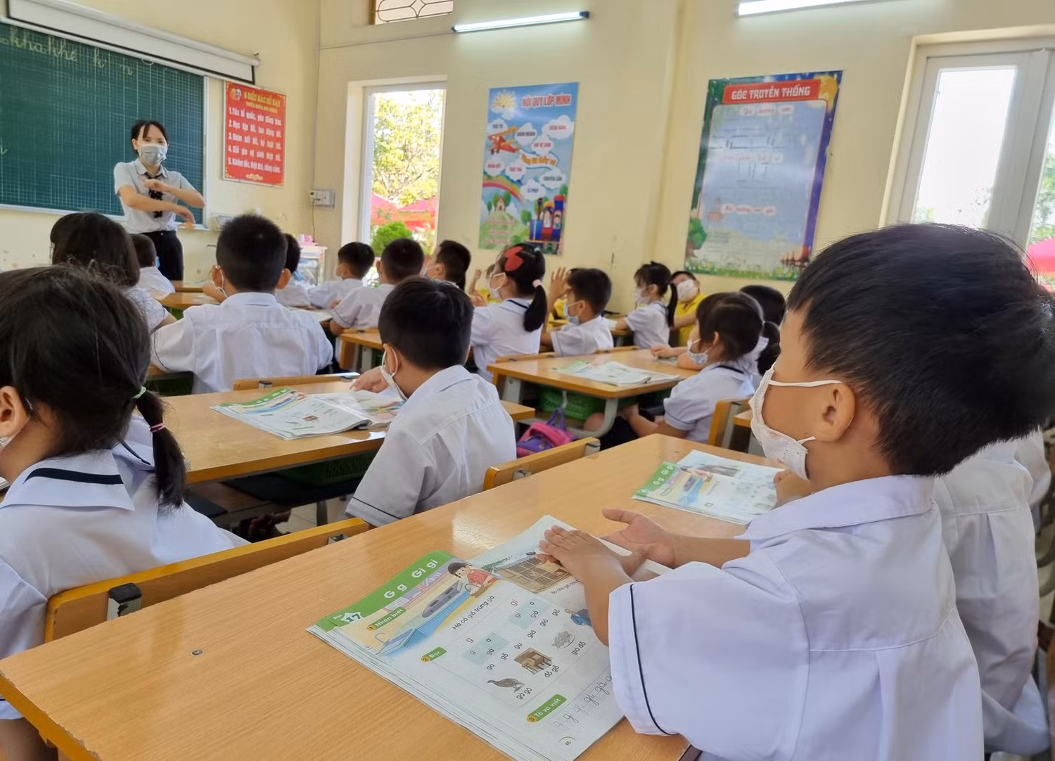 Cô giáo Hà đặc biệt quan tâm và giúp đỡ nhiều học sinh có khiếm khuyết hòa đồng khi tới trường (Ảnh: Phương Linh Cô giáo Hà đặc biệt quan tâm và giúp đỡ nhiều học sinh có khiếm khuyết hòa đồng khi tới trường (Ảnh: Phương Linh