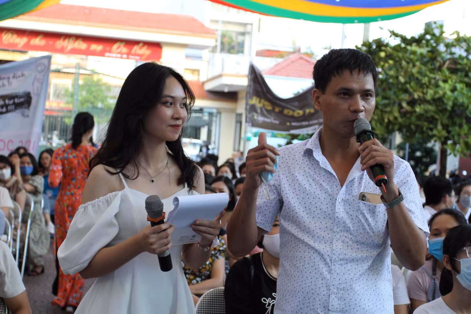 Phụ huynh của học sinh Đặng Trần Diễn truyền năng lượng giúp em tự tin hoàn thành tốt phần thi (Ảnh: Phương Linh)