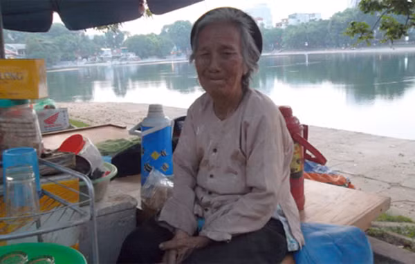 Tuy nhiên, sự thực là bà Đào có tới 10 người con và theo lời kể của chính bà Đào thì: "Trước đây tôi từng có ngôi nhà ở đầu Ô Chợ Dừa (Q.Đống Đa), nhưng phải bán đi nuôi mấy thằng con nghiện, nên những đứa còn lại nó từ tôi, giờ chúng sống ở đâu tôi cũng không biết (!?)". Vẫn theo lời của chính bà Đào, thì ngoài ngôi nhà nêu trên, trước đây bà còn 1 ngôi nhà lấn chiếm bên bờ sông Tô Lịch (đã bị giải tỏa), và 1 nhà tại số 55 Nguyễn Lương Bằng (cũng đã bán được vài chục triệu). Bà Đào cho hay, bà bị bắt khi tàng trữ trái phép 1 lượng nhỏ hê-rô-in, bị tòa kết án 5,5 năm tù. Thụ án ở Trại giam số 6, do lao động tốt, nên được giảm thời gian thi hành án, cho về sớm. Tiếp tục gợi hỏi, bà Đào kể, mới về hồ Thiền Quang bán nước được hơn 2 tháng, trước đó ngồi ở khu vực cửa ga Hàng Cỏ (Lê Duẩn). Ảnh: Bà Phạm Thị Đào bên quán nước ven hồ Thiền Quang. Ảnh chụp cuối tháng 9.
