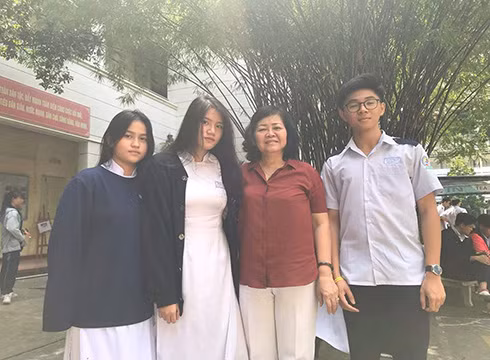 Cô Trị Tổng giám thị và những học sinh thân thương của Trường Bùi Thị Xuân, quận 1 (Ảnh: P.L) Cô Trị Tổng giám thị và những học sinh thân thương của Trường Bùi Thị Xuân, quận 1 (Ảnh: P.L)