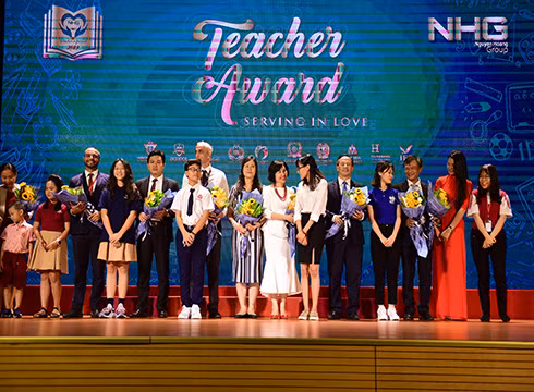 Tập đoàn Nguyễn Hoàng vinh danh 51 thầy cô có nhiều sáng kiến, đóng góp cho ngành giáo dục (ảnh: NHG) Tập đoàn Nguyễn Hoàng vinh danh 51 thầy cô có nhiều sáng kiến, đóng góp cho ngành giáo dục (ảnh: NHG)