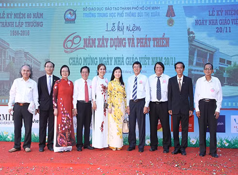 Cô Dung (thứ 3, trái sang) trong lễ kỷ niệm thành lập Trường Bùi Thị Xuân (ảnh nhân vật cung cấp) Cô Dung (thứ 3, trái sang) trong lễ kỷ niệm thành lập Trường Bùi Thị Xuân (ảnh nhân vật cung cấp)