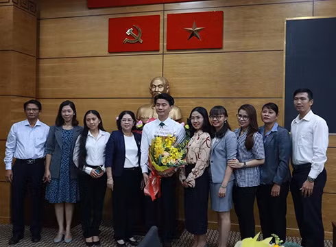 Ông Trần Nguyên Thục được bổ nhiệm làm Hiệu trưởng Trường trung cấp Kinh tế - Kỹ thuật quận 12 (ảnh: CTV) Ông Trần Nguyên Thục được bổ nhiệm làm Hiệu trưởng Trường trung cấp Kinh tế - Kỹ thuật quận 12 (ảnh: CTV)