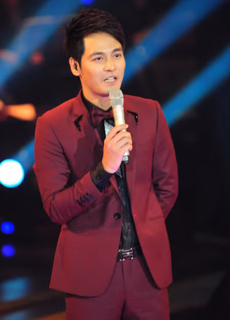 MC Phan Anh liên tục mắc lỗi trong liveshow 6 của The Voice. Ảnh: Dân Việt. (Xem thêm: "Lỡ lời" tại liveshow The Voice, MC Yumi Dương xin lỗi khán giả)