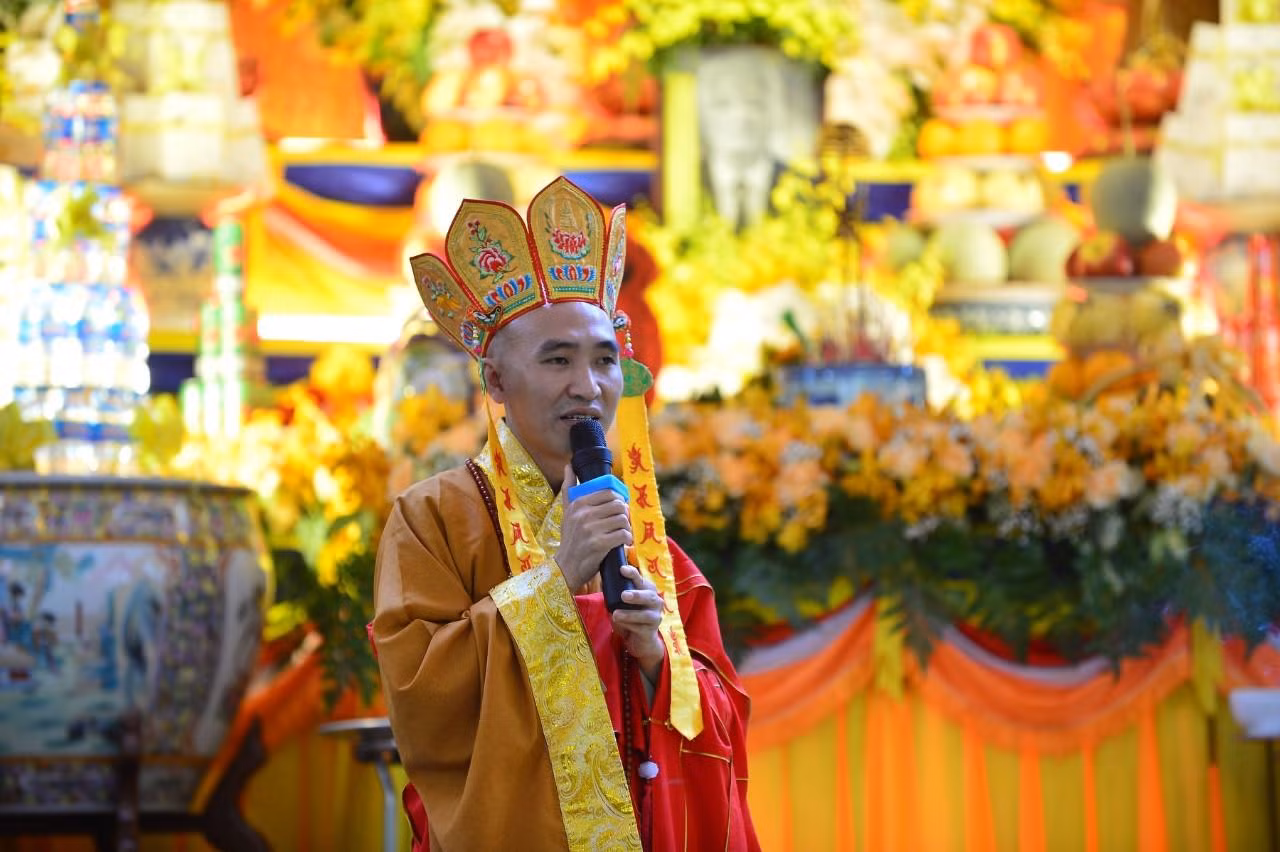 Sư thầy cảm ơn nghĩa cử của gia đình Shark Liên. Sư thầy cảm ơn nghĩa cử của gia đình Shark Liên.