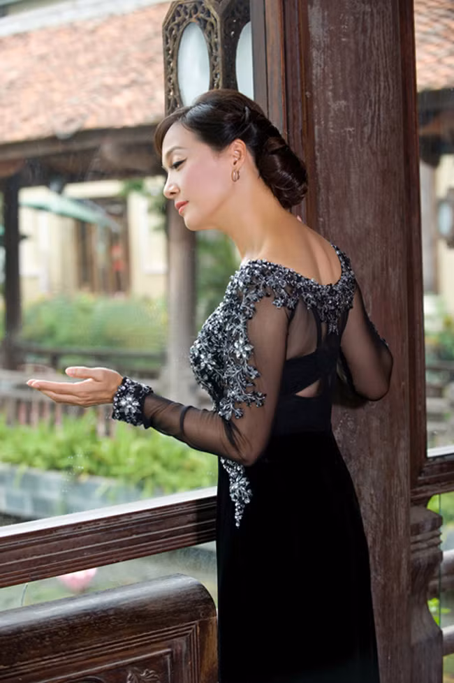 Trong những chiếc áo dài truyền thống của dân tộc và mái tóc búi điệu đà, chiếc cổ càng được tôn lên một cách xinh đẹp và quyền quý Trong những chiếc áo dài truyền thống của dân tộc và mái tóc búi điệu đà, chiếc cổ càng được tôn lên một cách xinh đẹp và quyền quý