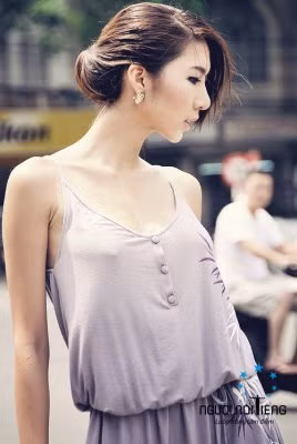 Người mẫu Ngọc Quyên sở hữu một vóc dáng thon thả, khá thanh thoát và một chiếc cổ cao, dài. Người mẫu Ngọc Quyên sở hữu một vóc dáng thon thả, khá thanh thoát và một chiếc cổ cao, dài.