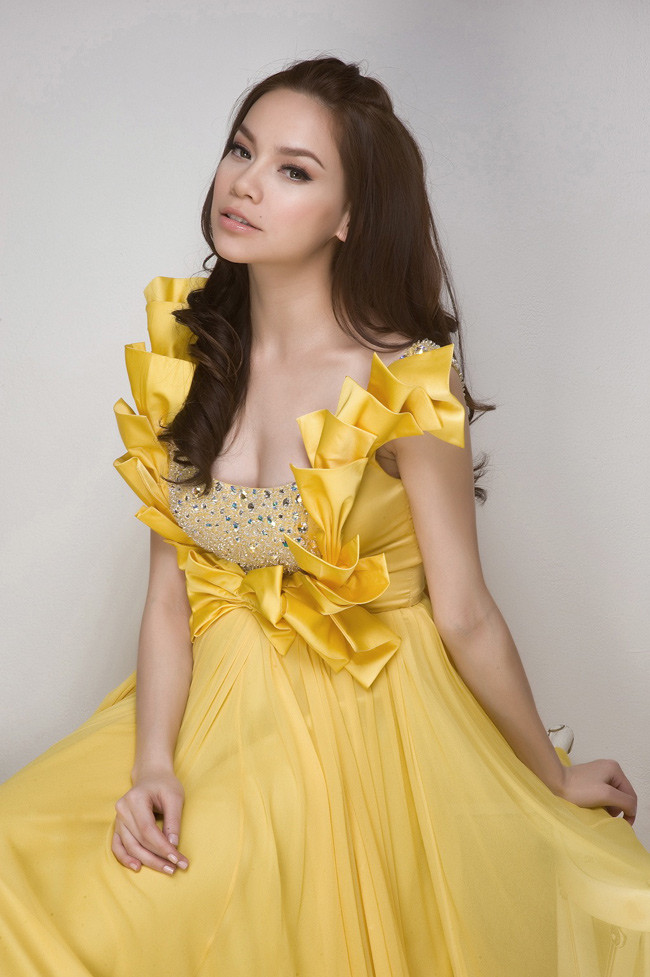 Cô sở hữu vẻ đẹp lai, bờ môi cong càng nổi bật hơn khi có nốt ruồi đứng cạnh. Cô sở hữu vẻ đẹp lai, bờ môi cong càng nổi bật hơn khi có nốt ruồi đứng cạnh.