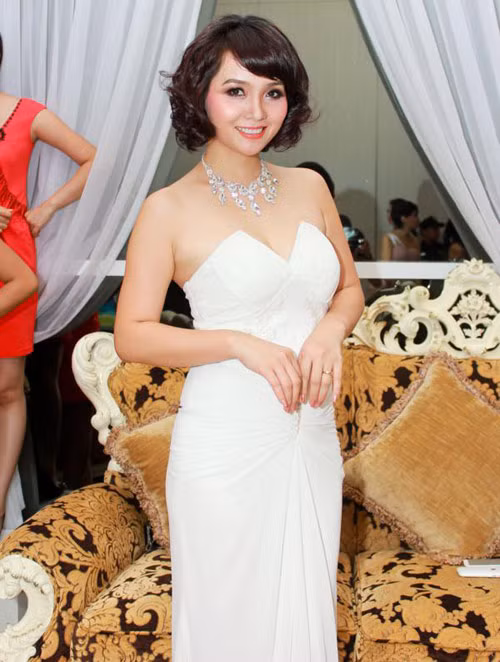 Mai Thu Huyền là người con của thủ đô Hà nội, cô sinh đúng ngày quốc tế phụ nữ 8/3/1979 và nổi tiếng rộng khắp trên dải đất hình chữ S qua vai diễn Trúc trong “Những ngọn nến trong đêm”.