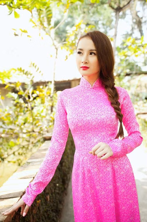 ới đây, Phương Trinh kết hợp với nữ ca sĩ chuyển giới Hương Giang thực hiện một bộ áo dài chào Xuân. Nhận được những phản hồi tích cực từ công chúng, nhưng gương mặt của cô nàng trở nên sắc hơn sau khi sửa mũi. ới đây, Phương Trinh kết hợp với nữ ca sĩ chuyển giới Hương Giang thực hiện một bộ áo dài chào Xuân. Nhận được những phản hồi tích cực từ công chúng, nhưng gương mặt của cô nàng trở nên sắc hơn sau khi sửa mũi.