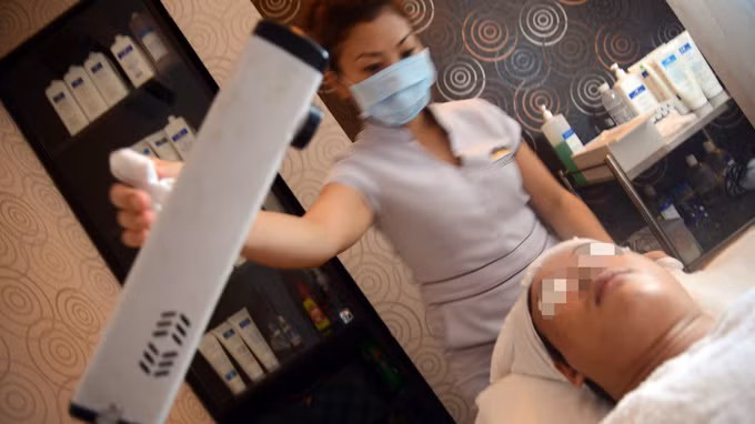 Một khách hàng nam làm đẹp tại một beauty salon Q.3, TP.HCM Một khách hàng nam làm đẹp tại một beauty salon Q.3, TP.HCM