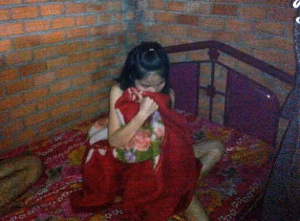 Nữ tiếp viên bị bắt quả tang.