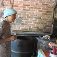 Vừa nghe nhắc lại chuyện cũ, đôi mắt gần như mờ đục của cụ ánh lên một nỗi đắng đót đến quặn lòng. Vừa nghe nhắc lại chuyện cũ, đôi mắt gần như mờ đục của cụ ánh lên một nỗi đắng đót đến quặn lòng.