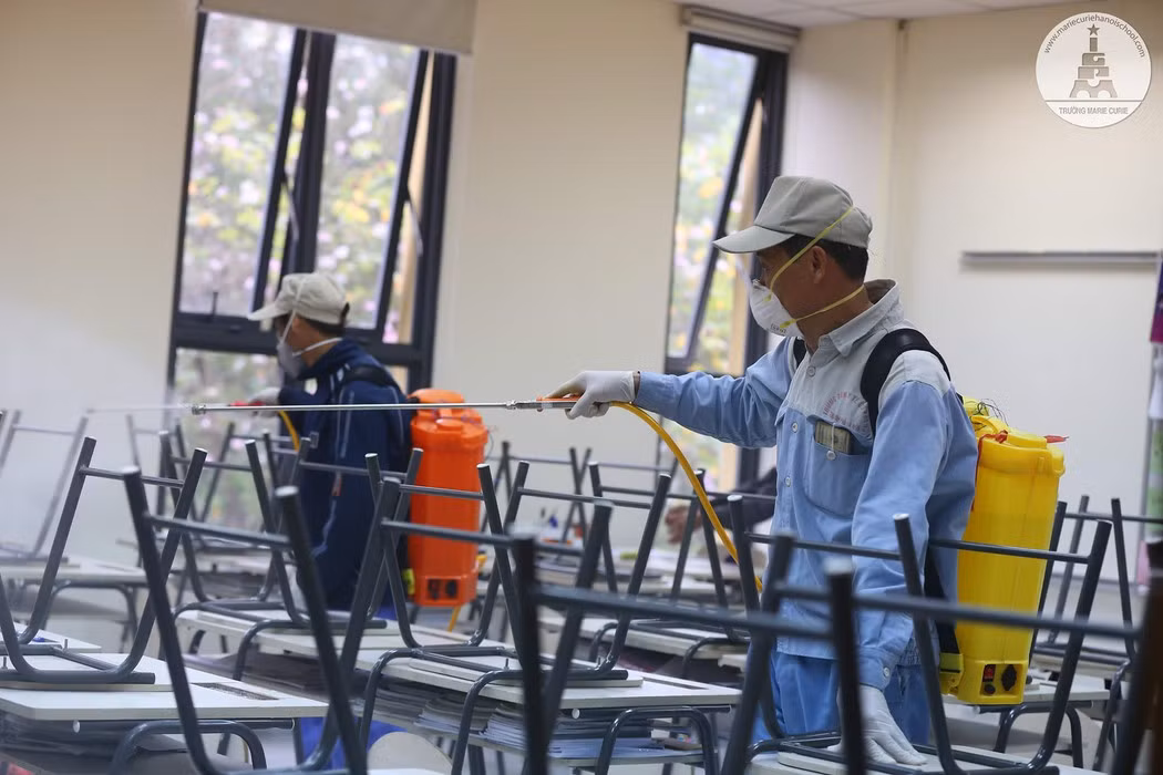 Các trường học đã và đang tích cực khử trùng, vệ sinh trường lớp. (Ảnh minh họa: Trường Marie Curie)