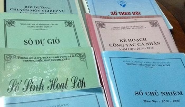 Áp lực hồ sơ sổ sách của giáo viên vẫn đang rất lớn. (Ảnh minh họa: Thuvienphapluat.vn)