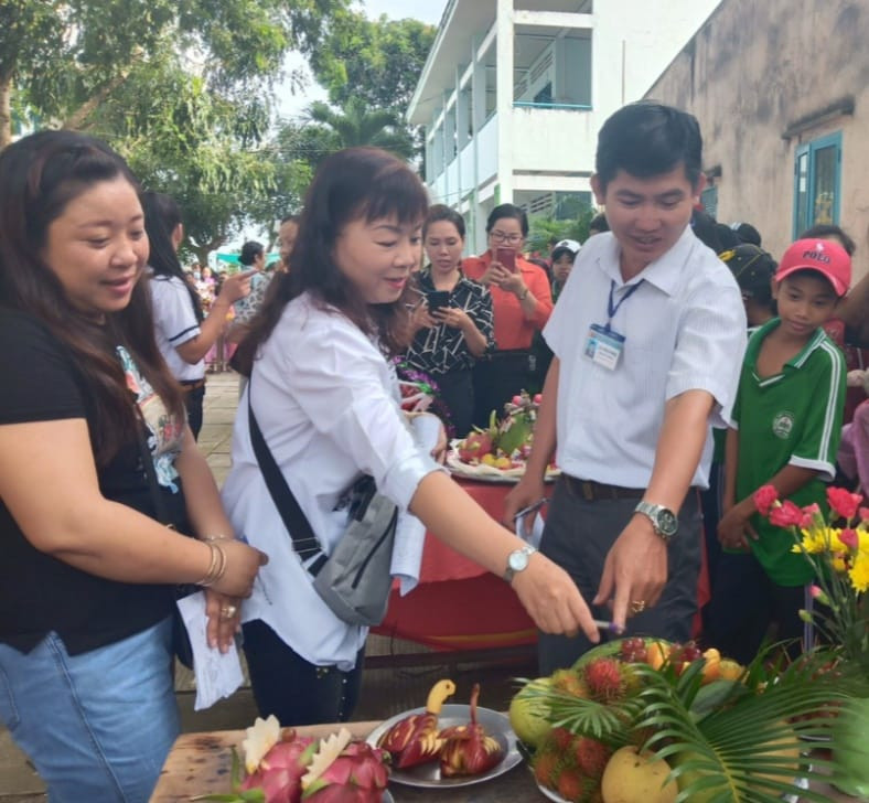 Thầy Phúc cùng các đồng nghiệp của mình tham gia chấm thi cho học sinh trong trường Thầy Phúc cùng các đồng nghiệp của mình tham gia chấm thi cho học sinh trong trường