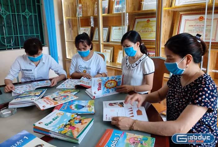 Dạy theo chương trình mới như thế nào, hay vẫn dạy theo sách giáo khoa như hiện nay nhiều giáo viên vẫn còn mơ hồ vì chưa được tập huấn (Ảnh minh họa: Lã Tiến) Dạy theo chương trình mới như thế nào, hay vẫn dạy theo sách giáo khoa như hiện nay nhiều giáo viên vẫn còn mơ hồ vì chưa được tập huấn (Ảnh minh họa: Lã Tiến)