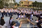 Học sinh Trường Trung học cơ sở Võ Thị Sáu (Thành phố Bạc Liêu) thắp hương tại Đài tưởng niệm các anh hùng liệt sĩ (Ảnh minh họa: Báo Bạc Liêu)