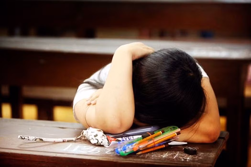 Phụ huynh đừng để con phải cô đơn khi kết quả học tập thấp hơn bạn mình (Ảnh minh họa: Vietnamnet) Phụ huynh đừng để con phải cô đơn khi kết quả học tập thấp hơn bạn mình (Ảnh minh họa: Vietnamnet)