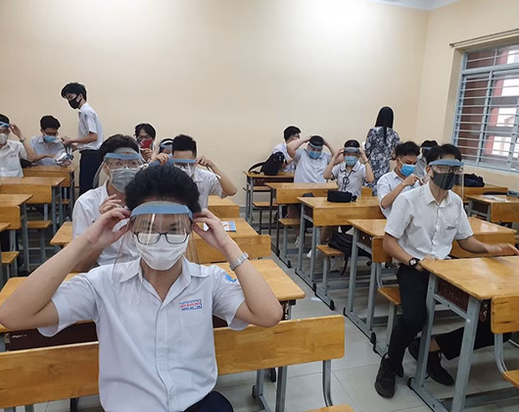 Những tấm chắn giọt bắn sẽ gây trở ngại khi học sinh học tập trên lớp (Ảnh minh họa: P.L)