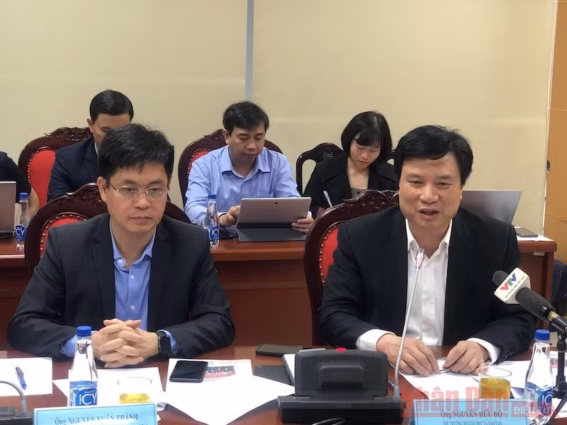 Thứ trưởng Bộ giáo dục và Đào tạo Nguyễn Hữu Độ trong buổi tọa đàm (Ảnh: Báo Nhân dân)