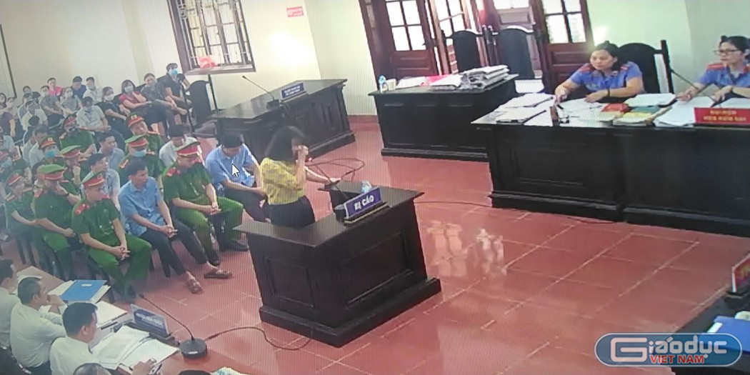 Một số bị cáo đã khóc trong phiên tòa xét xử ở Hòa Bình (Ảnh: L.C)