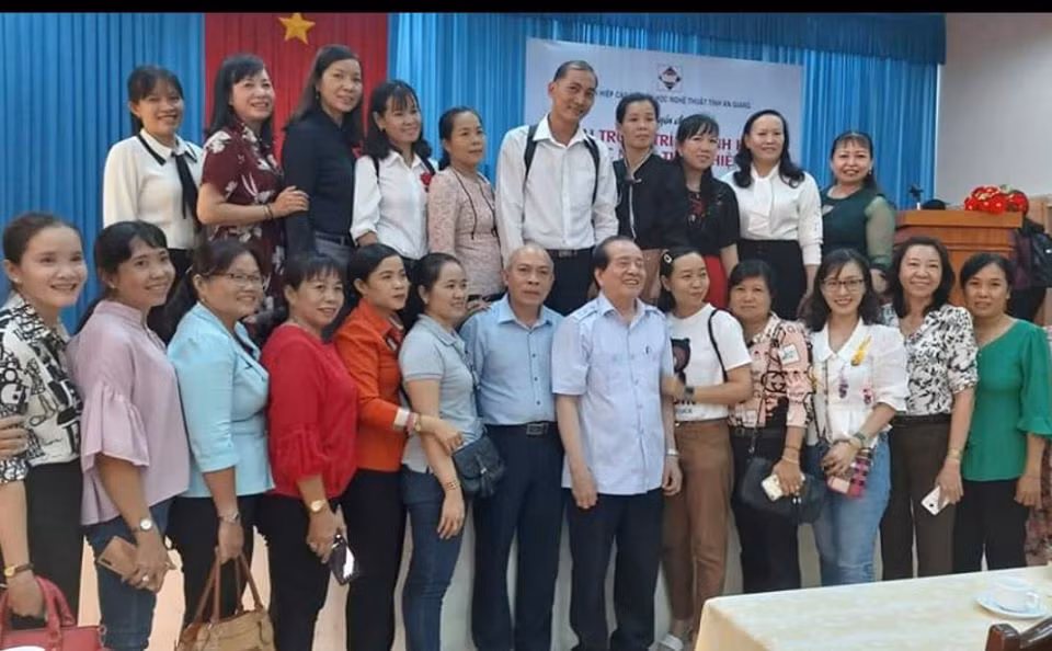 Nhà thơ Hữu Thỉnh chụp ảnh lưu niệm cùng các thầy cô dạy Văn ở An Giang (Ảnh: CTV) Nhà thơ Hữu Thỉnh chụp ảnh lưu niệm cùng các thầy cô dạy Văn ở An Giang (Ảnh: CTV)