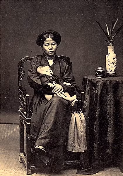 Hai mẹ con.