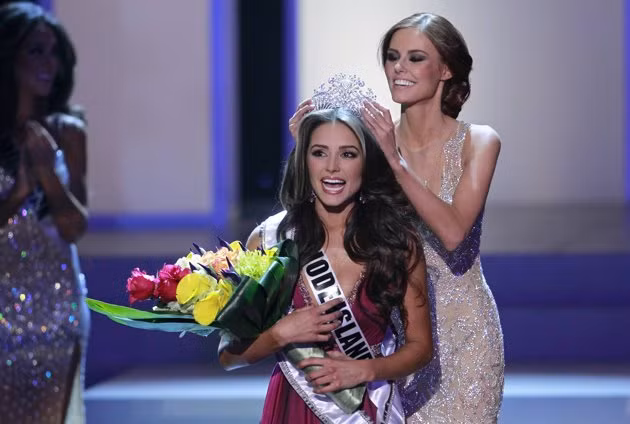 Hoa hậu Mỹ 2011 Alyssa Campanella trao vương miện cho tân Hoa hậu Mỹ 2012 Olivia Culpo đêm đăng quang tại Las Vegas. Hoa hậu Mỹ 2011 Alyssa Campanella trao vương miện cho tân Hoa hậu Mỹ 2012 Olivia Culpo đêm đăng quang tại Las Vegas.