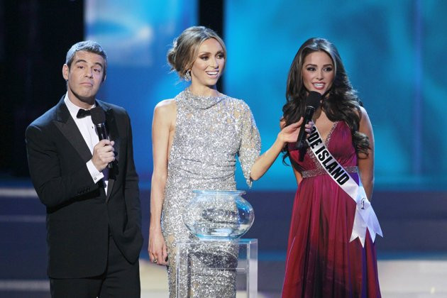 Olivia Culpo (phải) trả lời câu hỏi về thí sinh hoa hậu chuyển đổi giới tính trong phần thi ứng xử bên cạnh hai người dẫn chương trình nổi tiếng là Andy Cohen (trái) và Giuliana Rancic (giữa).