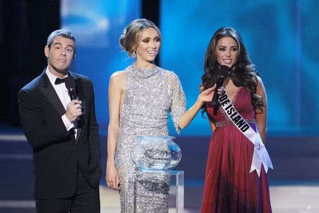 Olivia Culpo (phải) trả lời câu hỏi về thí sinh hoa hậu chuyển đổi giới tính trong phần thi ứng xử bên cạnh hai người dẫn chương trình nổi tiếng là Andy Cohen (trái) và Giuliana Rancic (giữa). Olivia Culpo (phải) trả lời câu hỏi về thí sinh hoa hậu chuyển đổi giới tính trong phần thi ứng xử bên cạnh hai người dẫn chương trình nổi tiếng là Andy Cohen (trái) và Giuliana Rancic (giữa).