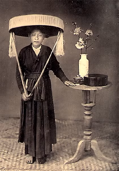 Phụ nữ Bắc Kỳ với nón quai thao.