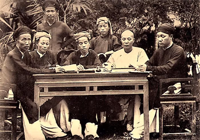 Thông dịch viên của một viên quan khâm sứ ở Hà Nội.