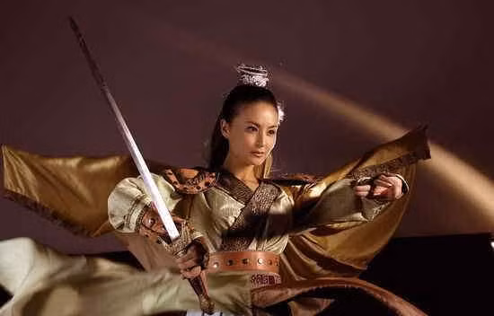 Đới Kiều Sảnh vai Kiếm Hùng trong “Ma kiếm xuất tiêu”.