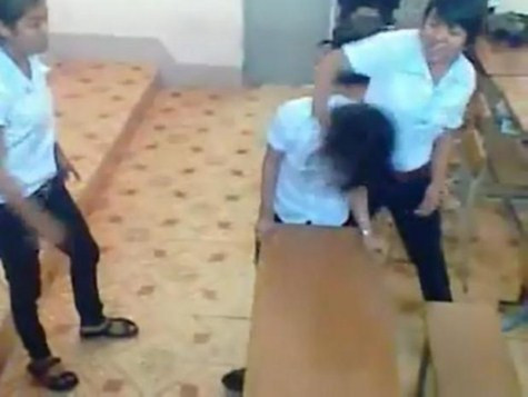 Sự việc được diễn ra ngay trong lớp học >> NỮ SINH KHOE THÂN PHẢN CẢM TRONG ÁO DÀI >> GIỚI TRẺ NÔ NỨC ĐẠP XE HƯỞNG ỨNG NGÀY HỘI YOUTH DAY 2012