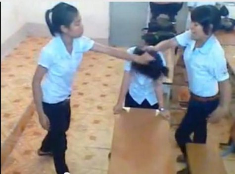 Sau phần "chất vấn" về sự việc, hai nữ sinh đã lao vào đánh bạn dã man không thương tiếc >> NỮ SINH KHOE THÂN PHẢN CẢM TRONG ÁO DÀI >> GIỚI TRẺ NÔ NỨC ĐẠP XE HƯỞNG ỨNG NGÀY HỘI YOUTH DAY 2012