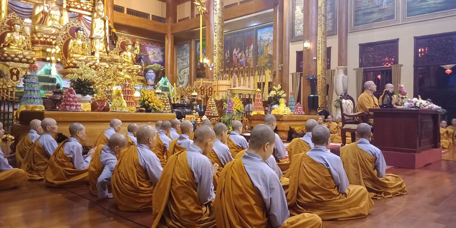 Chùa Ba Vàng tổ chức pháp thoại để trấn an phật tử và chia sẻ quan điểm liên quan đến phản ánh của báo chí về hoạt động của chùa. (Ảnh: CTV)