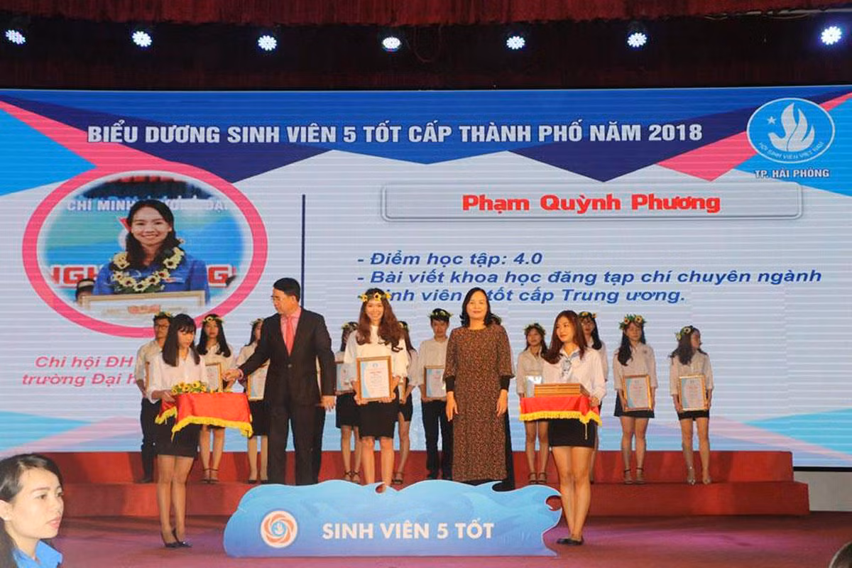 Gặp cô giáo tương lai học giỏi, say mê công tác Đoàn