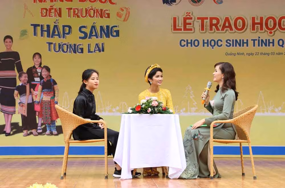 Hoa hậu Hoàn vũ Việt Nam 2017 H’Hen Niê giao lưu với học sinh tại chương trình. (Ảnh: CTV)